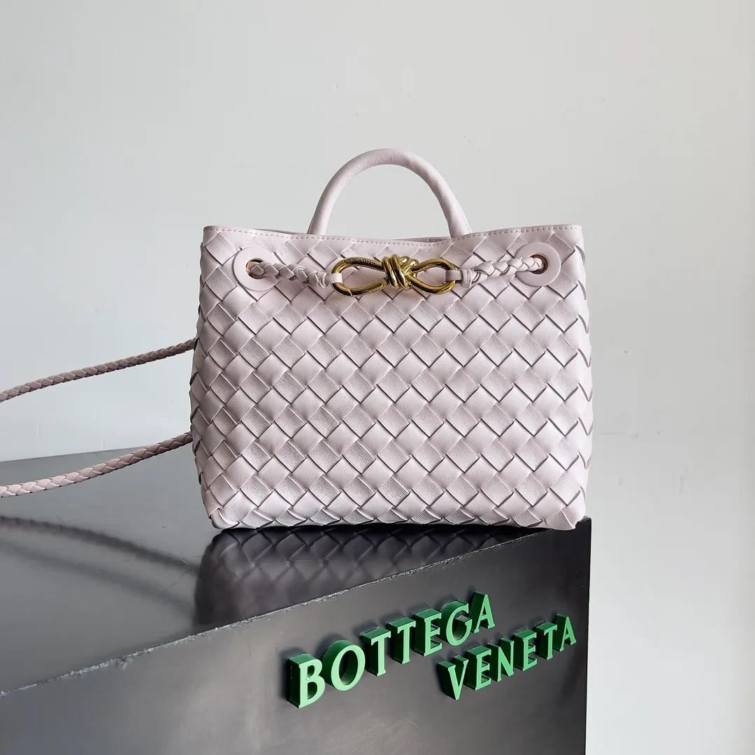 The 2023 new Andiamo batch of 1860 BV has been shipped‼ ️Really popular🔥The new Andiamo woven handbag launched by Bottega Veneta this season is really popular all over the world! ! Celebrities at home and abroad have worn it, and Oscar-winning actress Michelle Yeoh has taken it out on the street. Song Jia, Trai Yara, Yu Feihong, Sanji Ayaka, Rosie Hunting-Whiteley, Yoshioka Riho, etc. have all picked up this bag. It is classic and versatile, showing off its temperament, and the bag capacity is also large, which is very convenient for daily commuting! ! A variety of carrying methods, the shoulder straps can be adjusted by yourself, the original lambskin feels soft and delicate, and the neutral style is made to break gender boundaries and bring a more practical and longer-lasting use experience. Andiamo, which has both elegant and casual styles, perfectly interprets the true appearance of "fashionable old money style". Style number: 743568 Size: 25*22*10.5cm